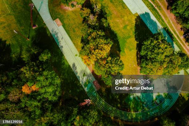 aerial view of a sustainable running track in the middle of the nature forest. - rubber fotografías e imágenes de stock