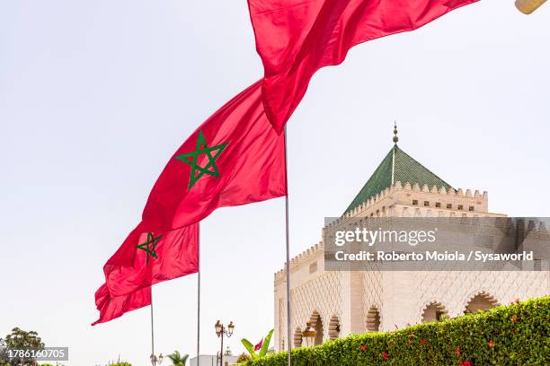 flags outside mausoleum of mohammed v, rabat - marruecos fotografías e imágenes de stock