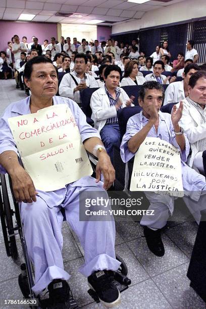 Pacients of the Medico Quirurgico Hospital show their support to the doctors of the social security who abandoned the hospitals 04 October 2002 in...