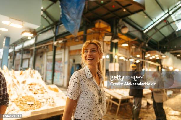 young woman on a local fish market - viswinkel stockfoto's en -beelden