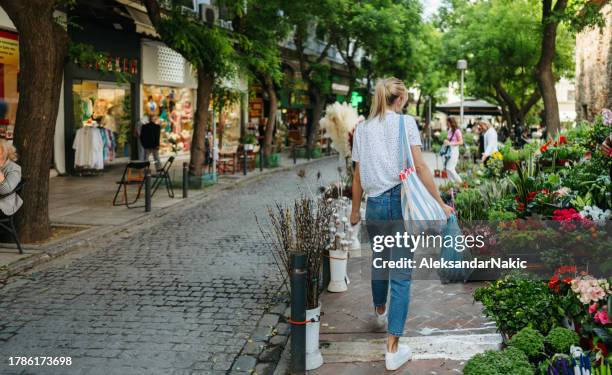 jovem turista feminina em uma floricultura local - thessaloniki - fotografias e filmes do acervo