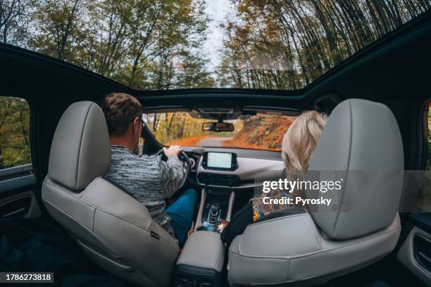 adult couple using navigation on a road trip - teto de abrir de carro imagens e fotografias de stock