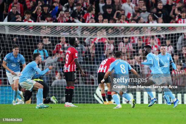 Jonathan Bamba of Celta Vigo celebrates with teammates after scoring the team's second goal during the LaLiga EA Sports match between Athletic Bilbao...