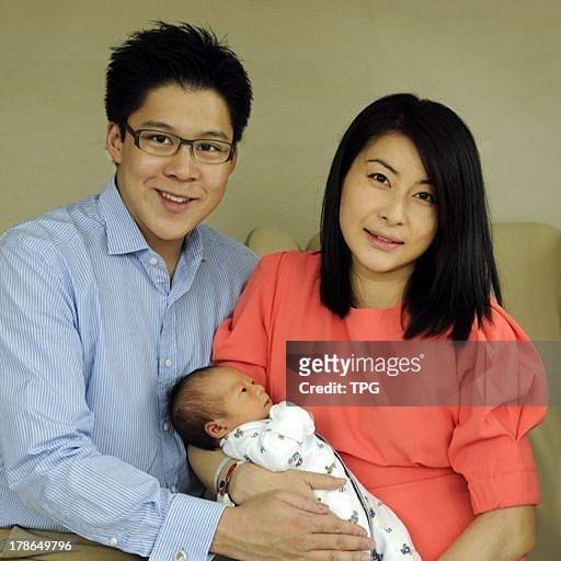 Guo Jingjing,right,Kenneth Fok Kai-kong and their new baby pose for a group photo at a news conference on Thursday August 29,2013 in Hong Kong,China.