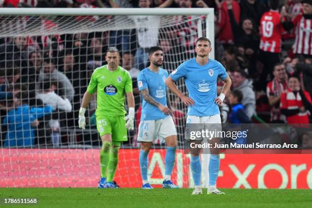 Carl Starfelt of Celta Vigo looks dejected after the team concedes their fourth goal during the LaLiga EA Sports match between Athletic Bilbao and...