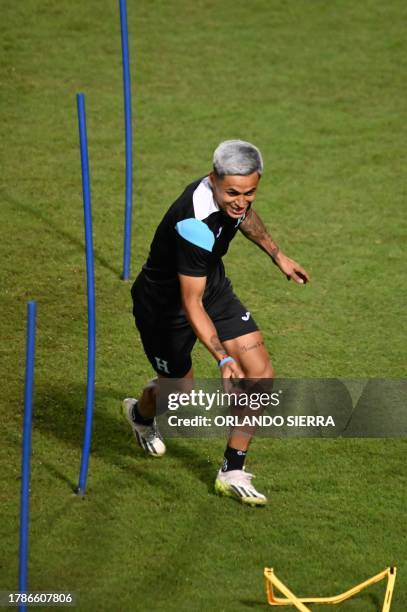 Honduras' defender Andy Najar exercises during a training session at the Estadio Nacional stadium in Tegucigalpa, on November 16 on the eve of the...