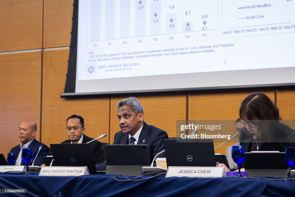 Abdul Rasheed O Abdul Rasheed Ghaffour, governor of Bank Negara Malaysia, center ...