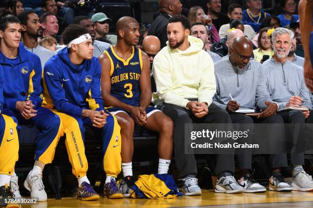 Stephen Curry and Chris Paul of the Golden State Warriors talk during the game against the Oklahoma City Thunder on November 16, 2023 at Chase Center...
