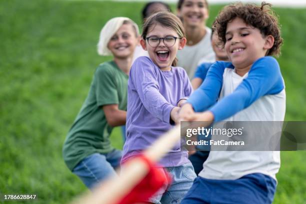 diversión de tira y afloja - patio de colegio fotografías e imágenes de stock