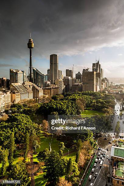 city skyline & hyde park during rainstorm - hyde park sydney foto e immagini stock