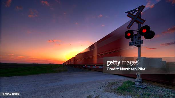 sunset freight - bahnübergangsschild stock-fotos und bilder