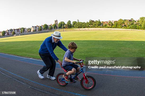 generations bonding - fahrrad fahren großeltern mit kind stock-fotos und bilder