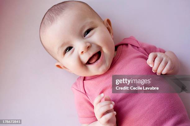 baby girl laughing - sólo bebés fotografías e imágenes de stock