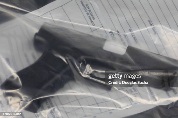 police evidence bag with murder weapon - schaamhaar stockfoto's en -beelden