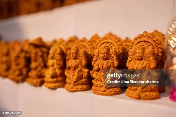 idols of lord ganesha and goddess lakshmi on sale. - laxmi ganesh stock pictures, royalty-free photos & images