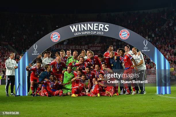 Bayern Munich players pose with the Super Cup after victory in the UEFA Super Cup between Bayern Muenchen and Chelsea at Stadion Eden on August 30,...