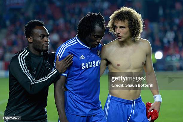 Michael Essien and David Luiz console Romelu Lukaku of Chelsea after defeat in the UEFA Super Cup between Bayern Muenchen and Chelsea at Stadion Eden...