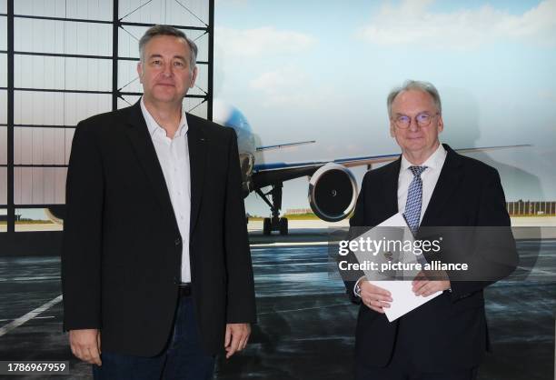 November 2023, Saxony, Schkeuditz: Markus Otto , Managing Director of DHL European Air Transport Leipzig GmbH, and Reiner Haseloff , Minister...