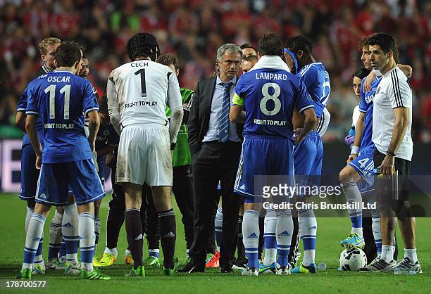Chelsea manager Jose Mourinho speaks to his players prior to extra-time during the UEFA Super Cup match between Chelsea and Bayern Muenchen at Eden...