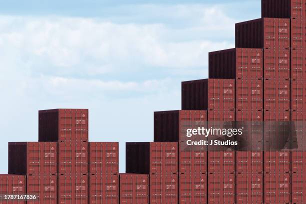 growing bar graph of shipping containers - vraag en aanbod stockfoto's en -beelden