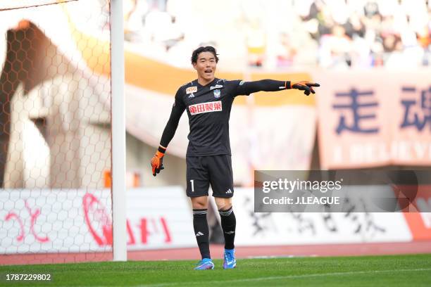 Ryosuke KOJIMA of Albirex Niigata gives instruction during the J.LEAGUE Meiji Yasuda J1 32nd Sec. Match between Albirex Niigata and F.C.Tokyo at...