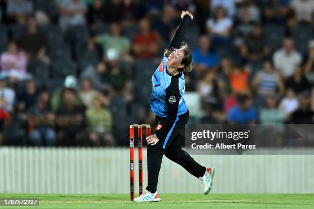 Amanda-Jade Wellington of the Strikers bowls during the WBBL match between Brisbane Heat and Adelaide Strikers at Great Barrier Reef Arena, on...