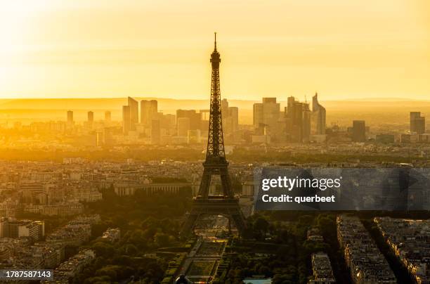 tour eiffel a parigi - monuments paris foto e immagini stock