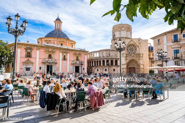 turisti seduti al caffè di strada a valencia, spagna - cultura spagnola foto e immagini stock