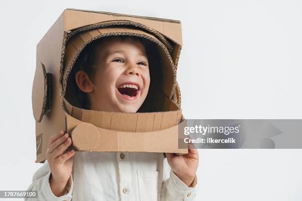 retrato de niño astronauta - casco espacial fotografías e imágenes de stock