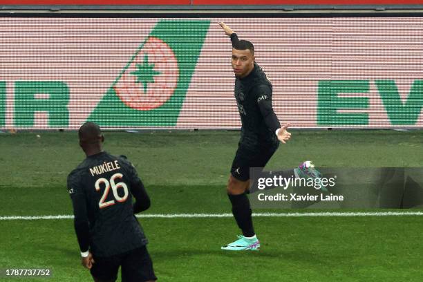 Kylian Mbappe of Paris Saint-Germain celebrates his first goal with team mates during the Ligue 1 Uber Eats match between Stade de Reims and Paris...