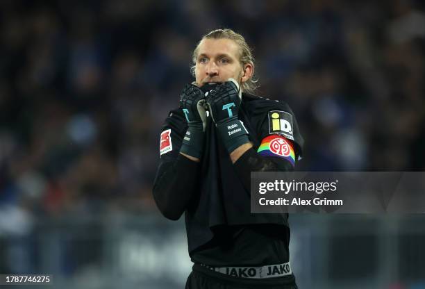 Robin Zentner of 1.FSV Mainz 05 reacts during the Bundesliga match between SV Darmstadt 98 and 1. FSV Mainz 05 at Merck-Stadion am Böllenfalltor on...