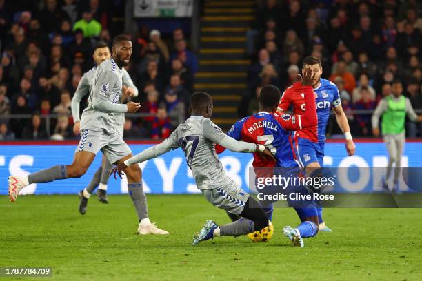 Idrissa Gueye of Everton scores the team's third goal during the Premier League match between Crystal Palace and Everton FC at Selhurst Park on...