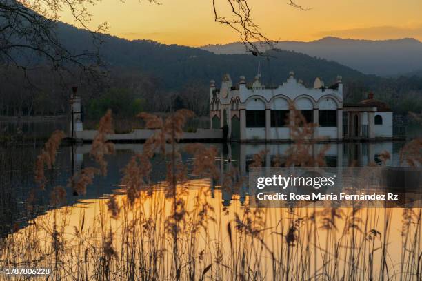 fishing house at lake of banyoles (estany de banyoles) at sunset - banyoles stock-fotos und bilder