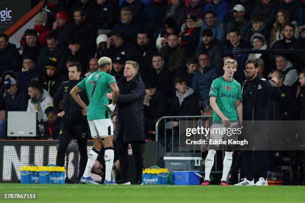 Eddie Howe, Manager of Newcastle United, and Jason Tindall, Assistant Manager of Newcastle United, speak with Joelinton and Anthony Gordon during the...