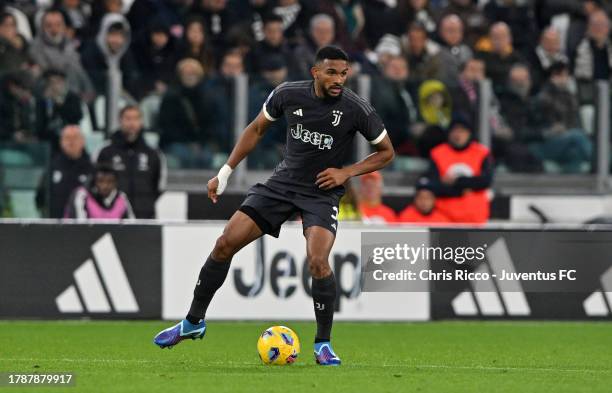 Gleison Bremer of Juventus controls the ball during the Serie A TIM match between Juventus and Cagliari Calcio at Allianz Stadium on November 11,...