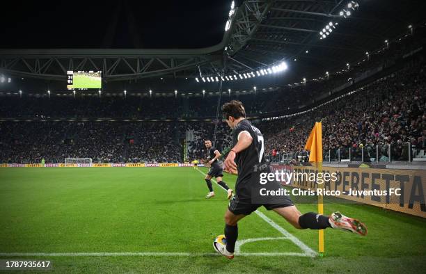 Federico Chiesa of Juventus takes a corner kick during the Serie A TIM match between Juventus and Cagliari Calcio at Allianz Stadium on November 11,...