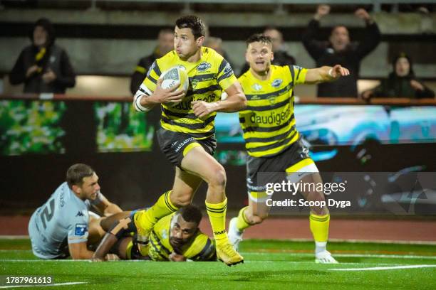 Yoann LAOUSSE AZPIAZU of Mont de Marsan scores a try during the Pro D2 match between Stade Montois Rugby and Provence Rugby at Stade Guy Boniface on...