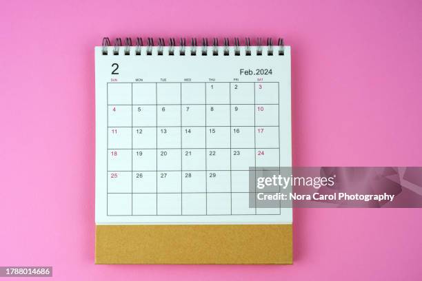 february 2024 desk calendar - february background stock-fotos und bilder