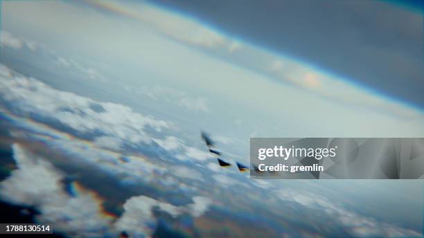 fotograma de las imágenes de un ovni volando sobre las nubes - ovni fotografías e imágenes de stock