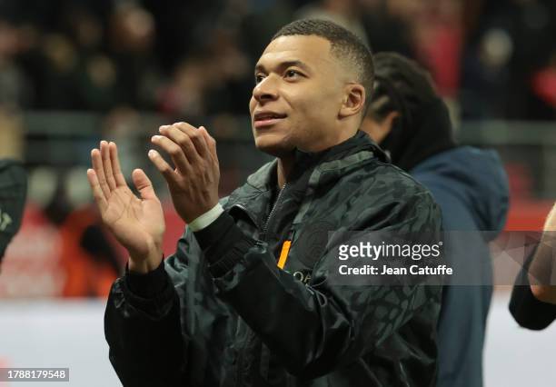 Kylian Mbappe of PSG salutes the supporters following the Ligue 1 Uber Eats match between Stade de Reims and Paris Saint-Germain at Stade Auguste...