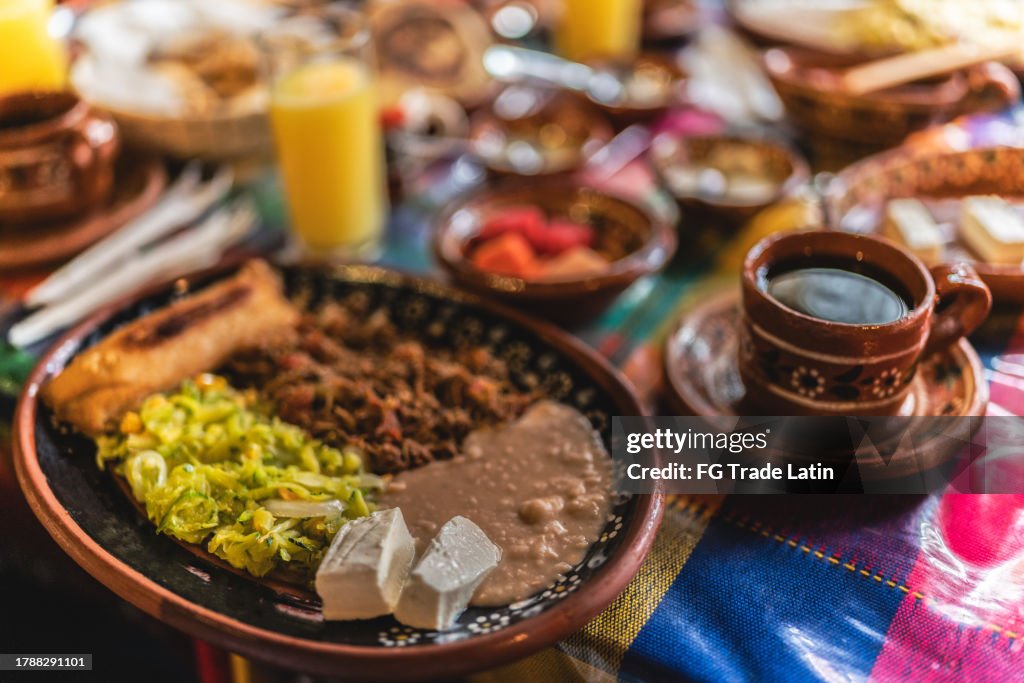 Close-up de alimentos mexicanos na mesa