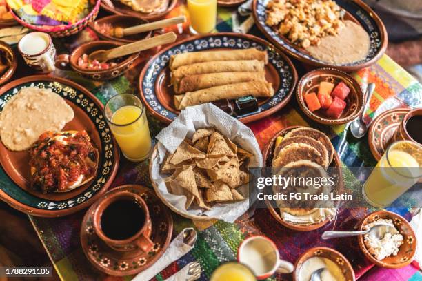 comida mexicana en la mesa - comida mexicana fotografías e imágenes de stock