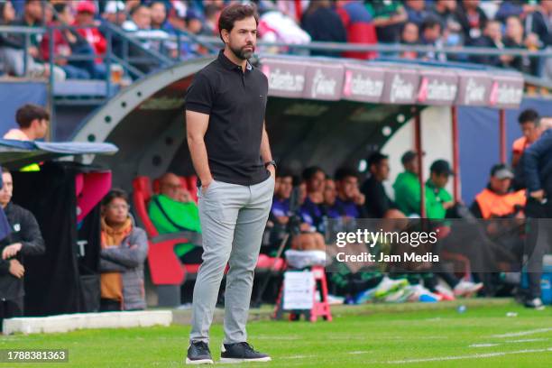 Gustavo Da Silva, head coach of San Luis, looks on during the 17th round match between Atletico San Luis and Santos Laguna as part of the Torneo...