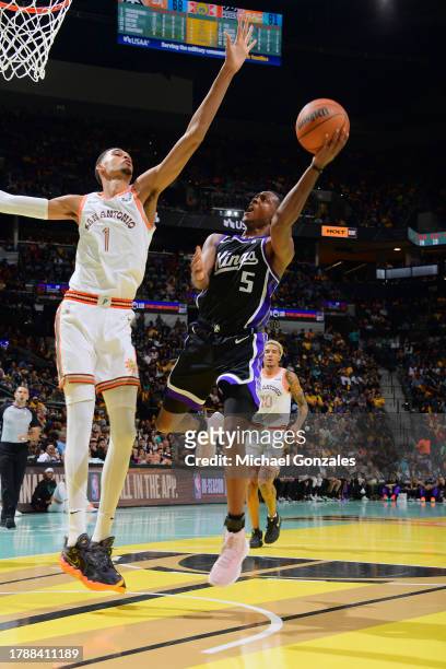 De'Aaron Fox of the Sacramento Kings drives to the basket during the game against the San Antonio Spurs during the In-Season Tournament on November...