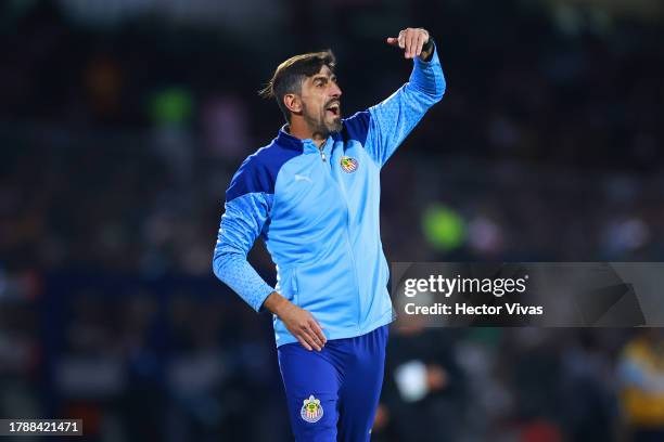 Veljko Paunovic, coach of Chivas gives instructions during the 17th round match between Pumas UNAM and Chivas as part of the Torneo Apertura 2023...