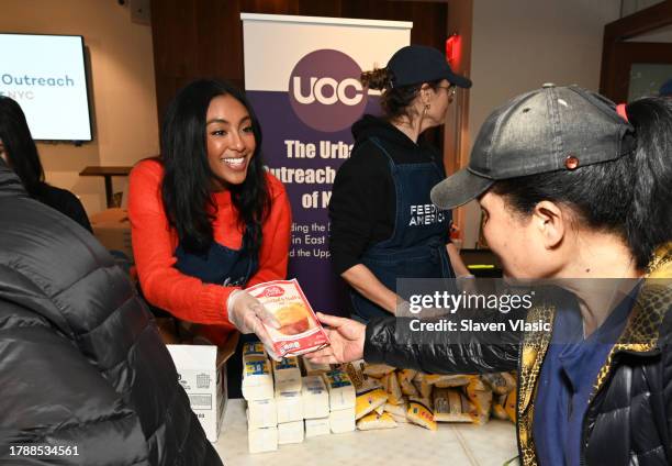 Tayshia Adams and Bridget Moynahan attend the Feeding America event in NYC on November 17, 2023 in New York City.