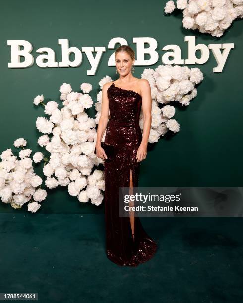 Julie Bowen attends 2023 Baby2Baby Gala Presented By Paul Mitchell at Pacific Design Center on November 11, 2023 in West Hollywood, California.