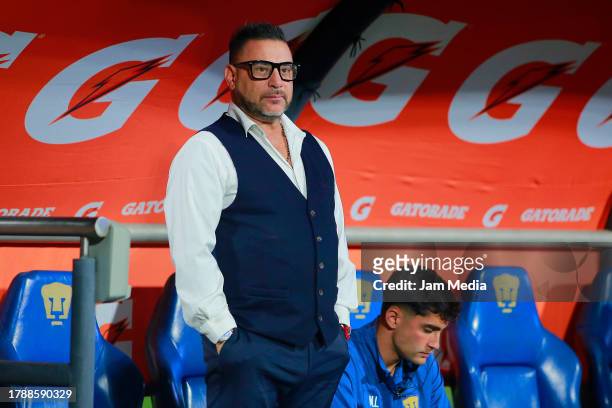Antonio Mohamed, head coach of Pumas, looks on during the 17th round match between Pumas UNAM and Chivas as part of the Torneo Apertura 2023 Liga MX...