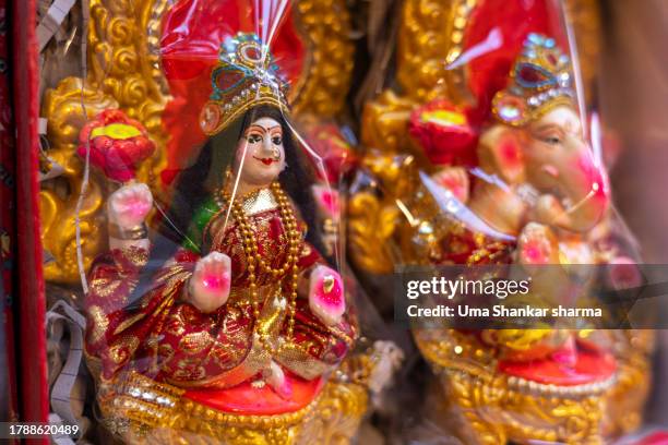 ganesh and lakshmi idols. - laxmi ganesh stock pictures, royalty-free photos & images