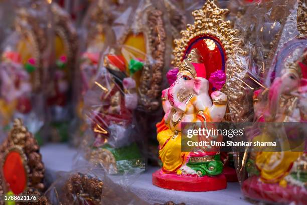 ganesh and lakshmi idols. - laxmi ganesh stock-fotos und bilder